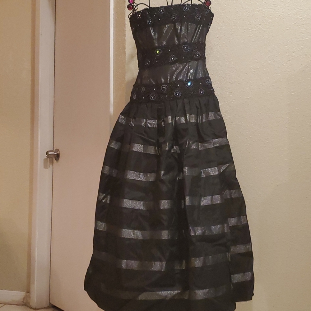 Victoria Royal Ltd. Strapless evening dress